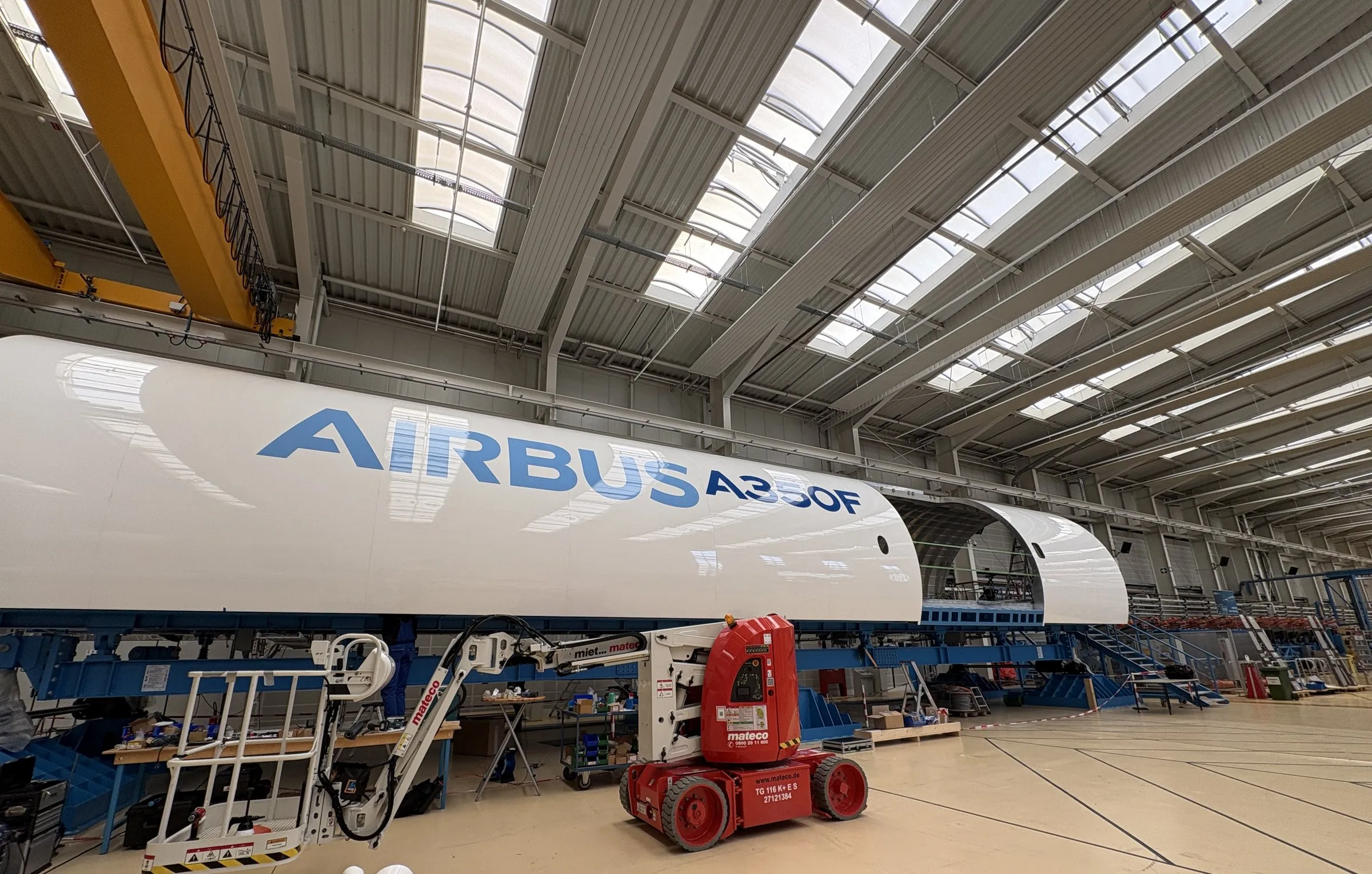Schriftzug Airbus A350F auf einem Rumpfsegment in der Montagehalle