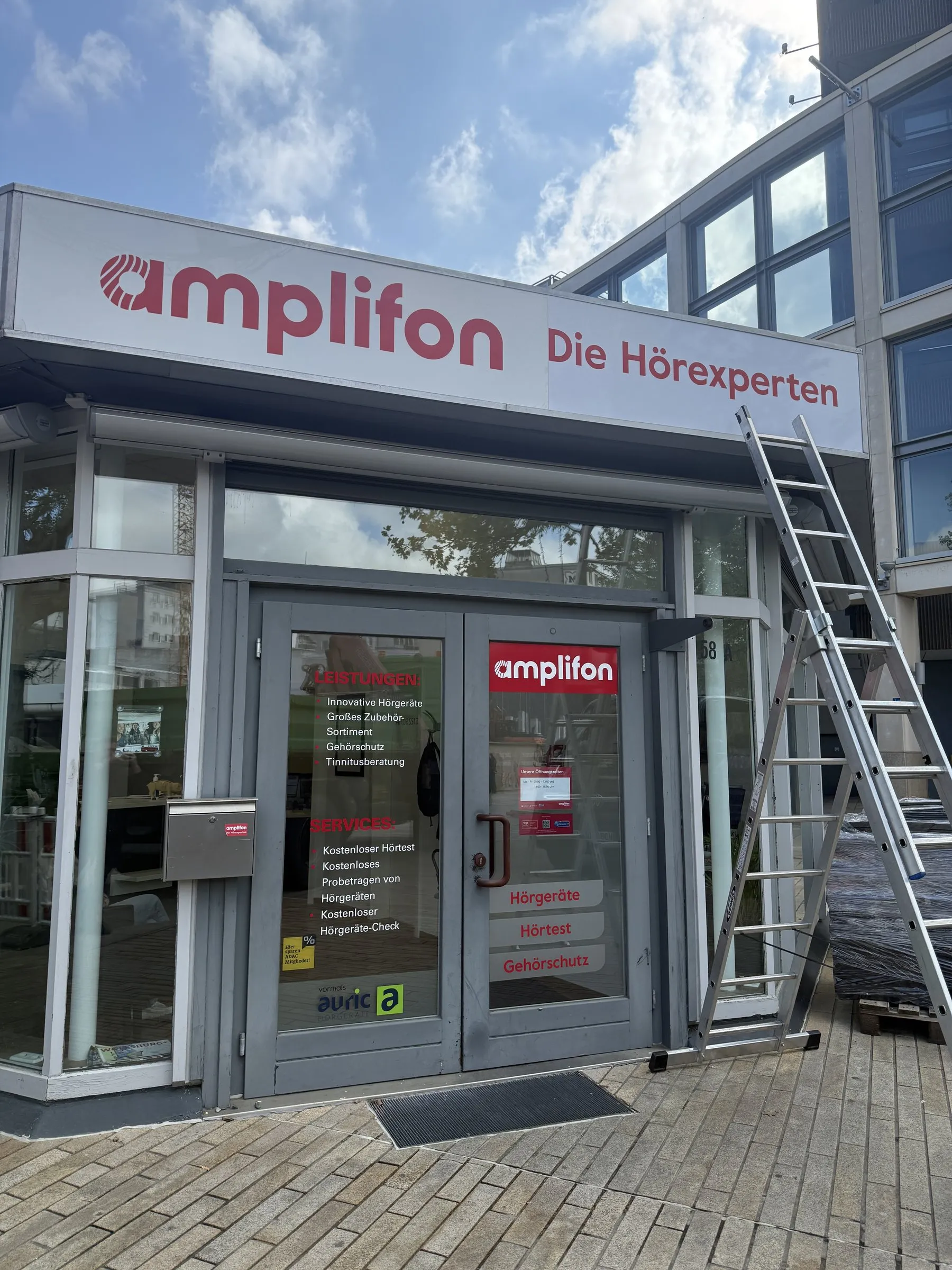 Ladeneingang von Amplifon mit Schild über dem Eingang