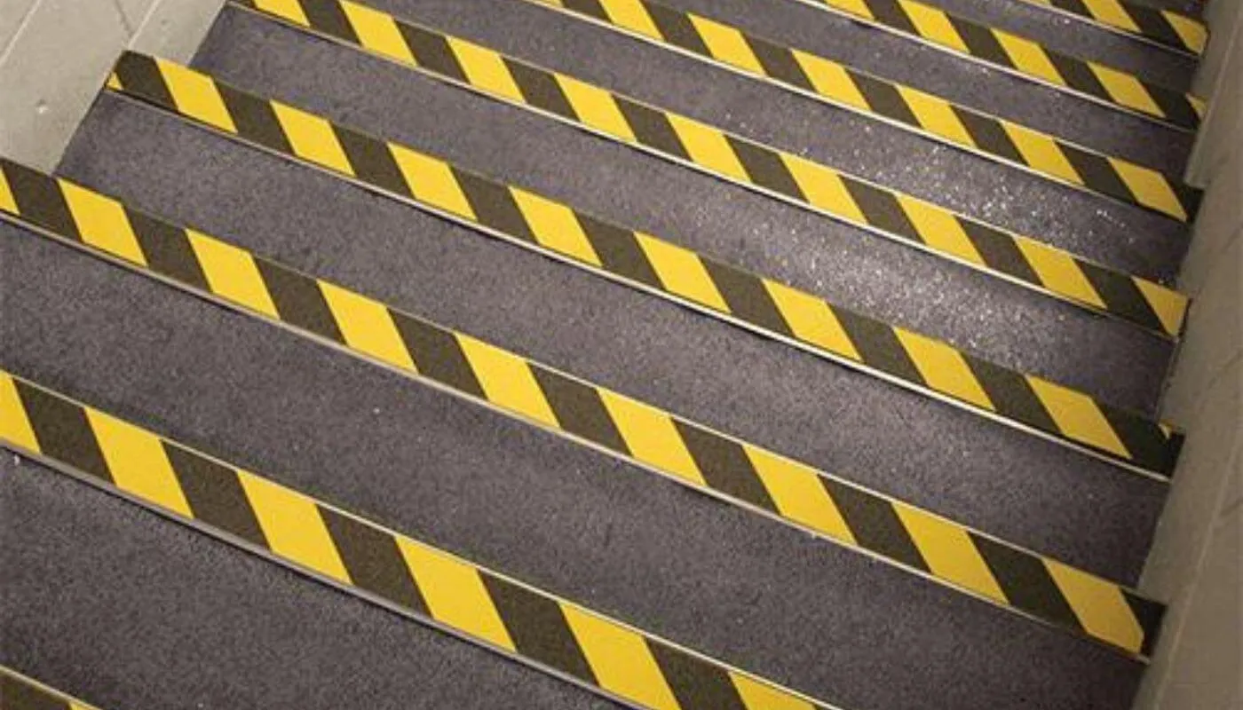 Treppenstufen mit gelb-schwarzen rutschhemmenden Streifen an den Stufenkanten