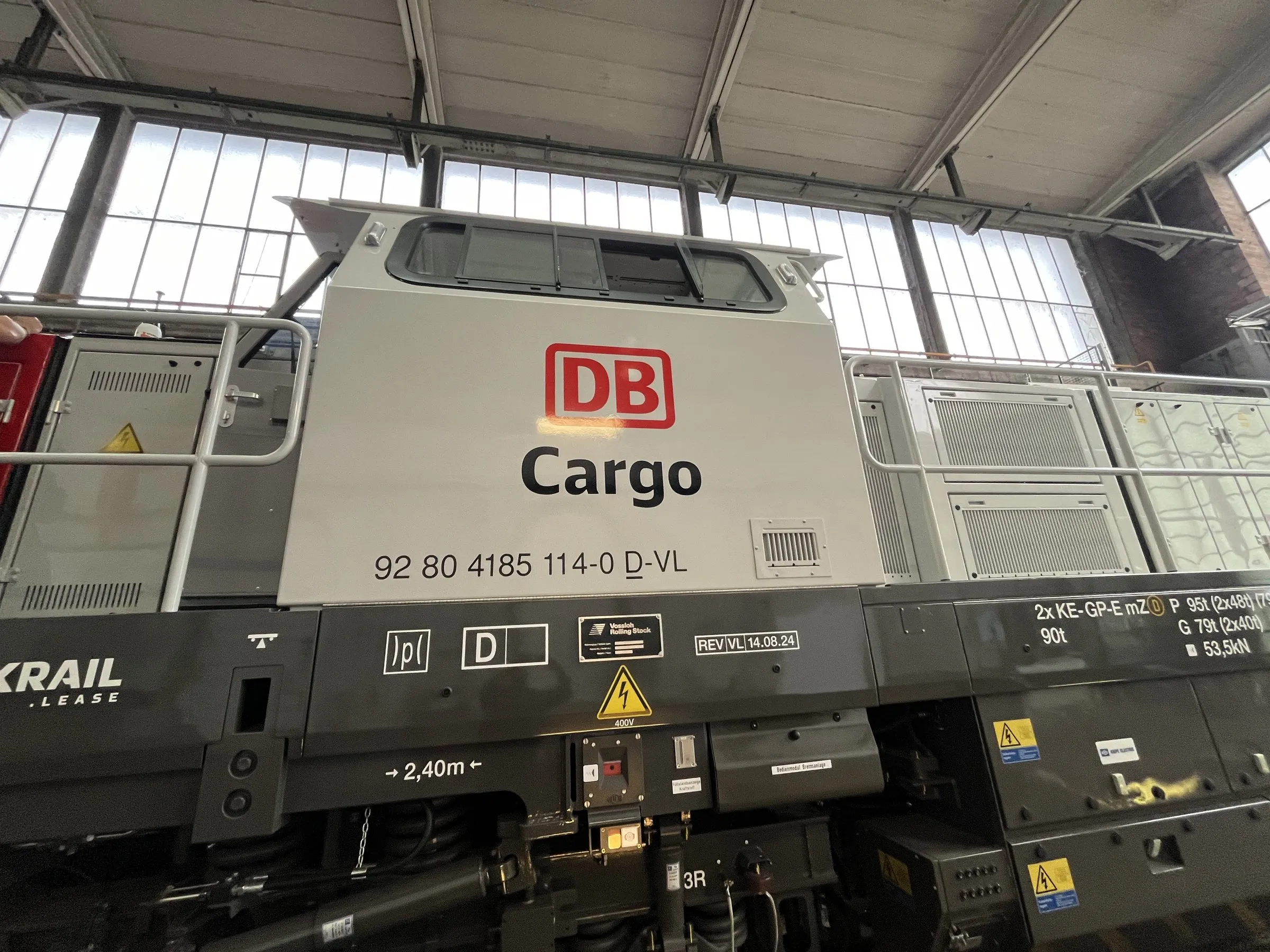 Logo und Fahrzeugnummer an einer Lokomotive von DB Cargo in Nahaufnahme