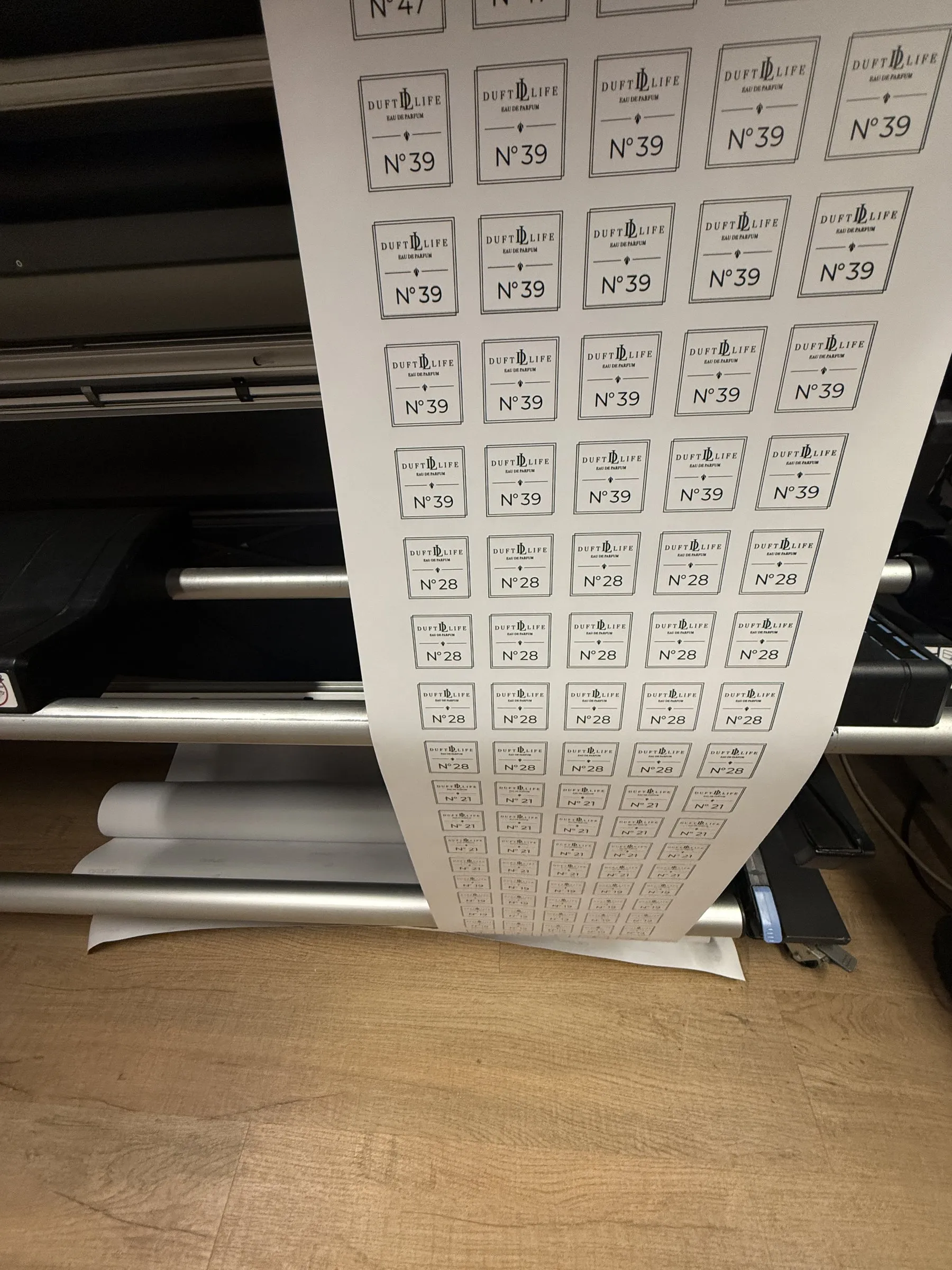Bedruckte Etiketten laufen als Bahn aus dem Digitaldrucker