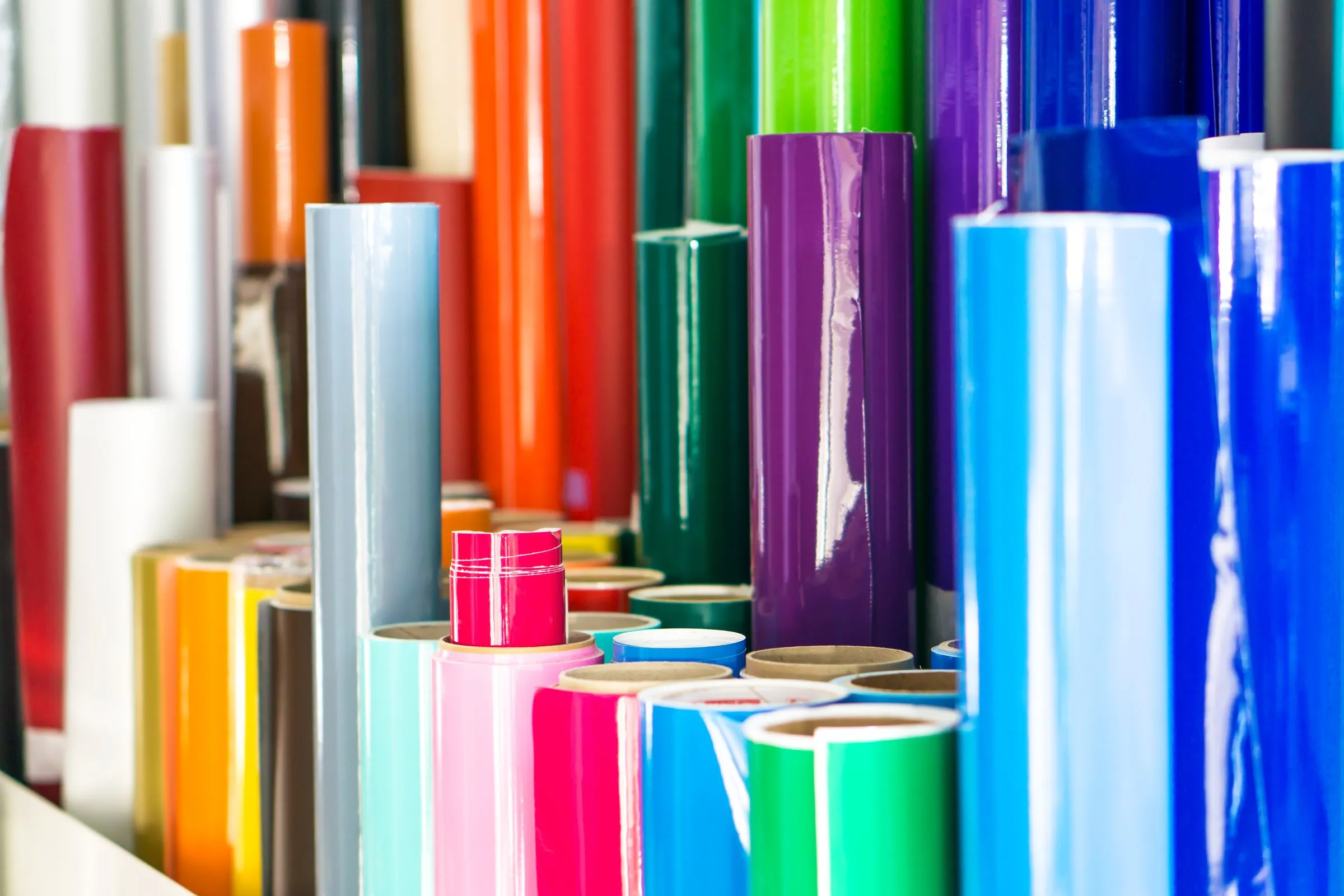Folienrollen in vielen Farben im Regal für die Farbauswahl beim Car Wrapping