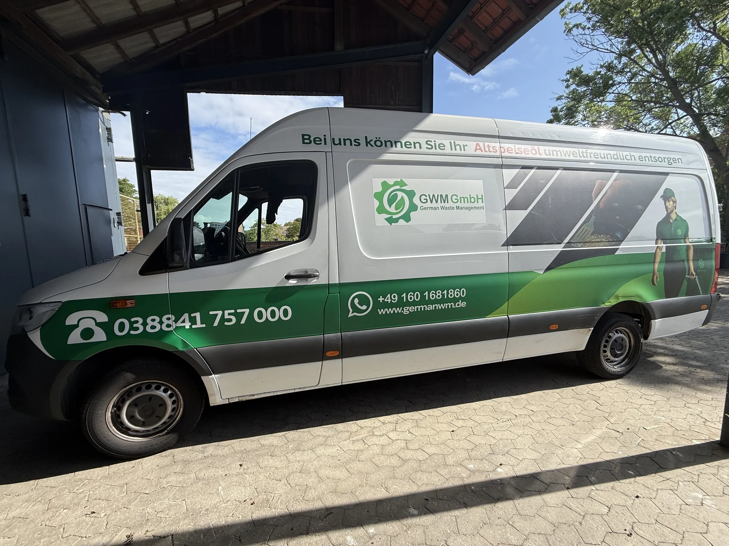 Mercedes Sprinter der GWM GmbH mit grün-weißer Teilfolierung aus Digitaldruck