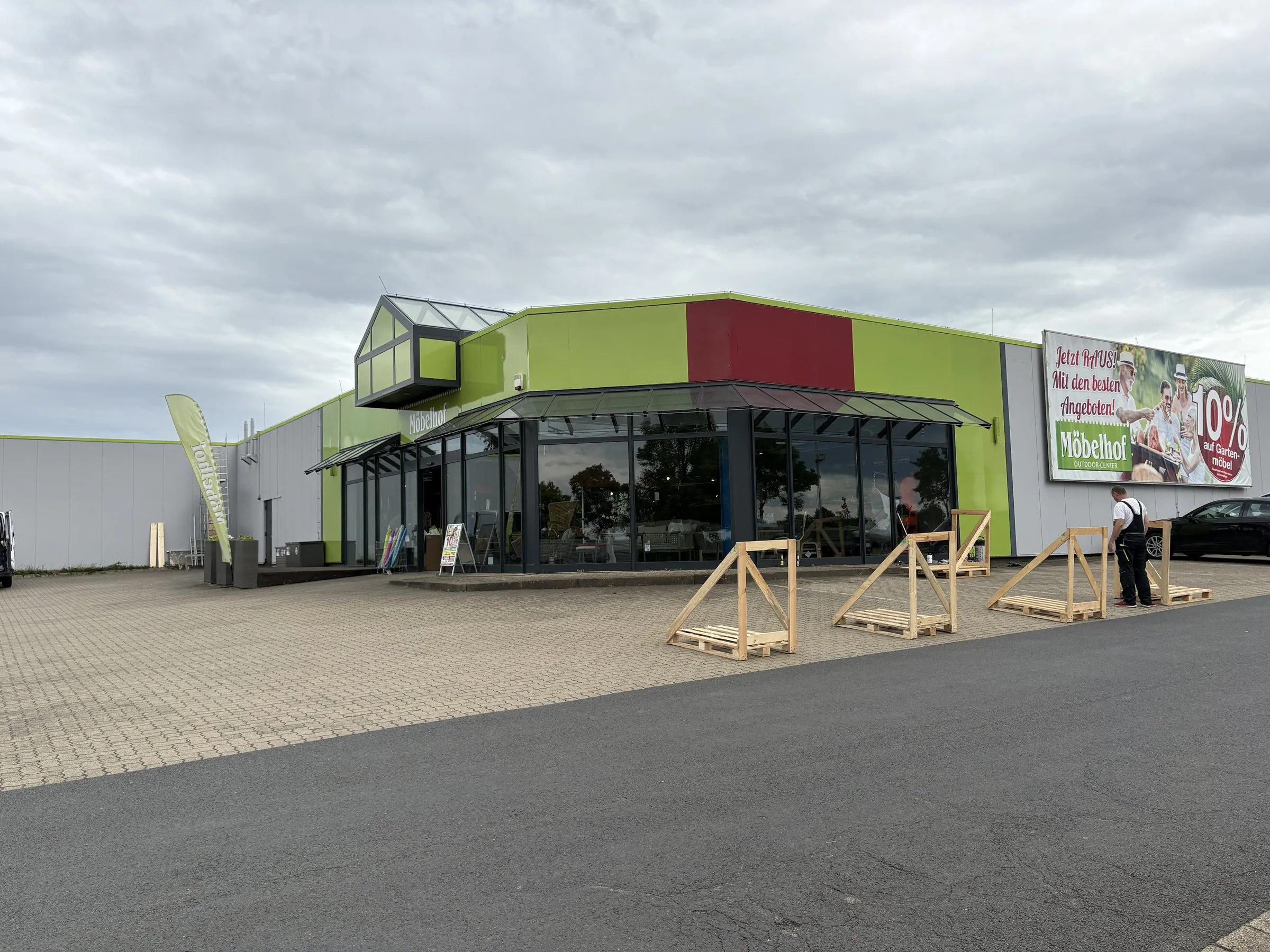 Großformat-Banner mit Rabattaktion an der Fassade eines Möbelhauses