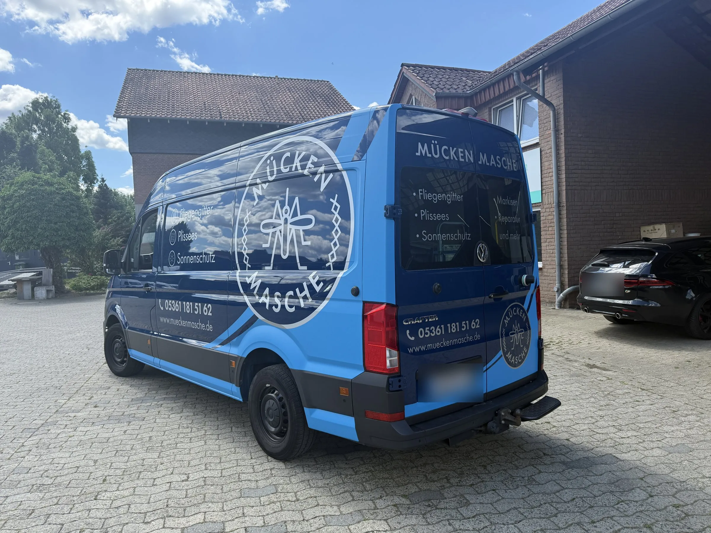 Blau vollfolierter VW Crafter von Mücken Masche in der Heck-Dreiviertelansicht, Car Wrapping aus Wolfsburg