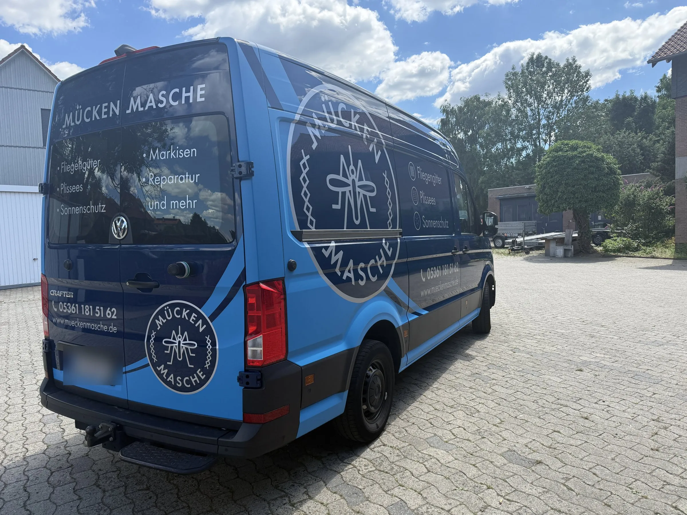 Blau vollfolierter VW Crafter von Mücken Masche, Heckansicht