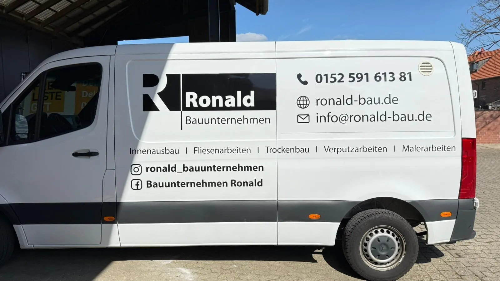 Weißer Sprinter mit Logo, Leistungen und Kontaktdaten von Ronald Bauunternehmen