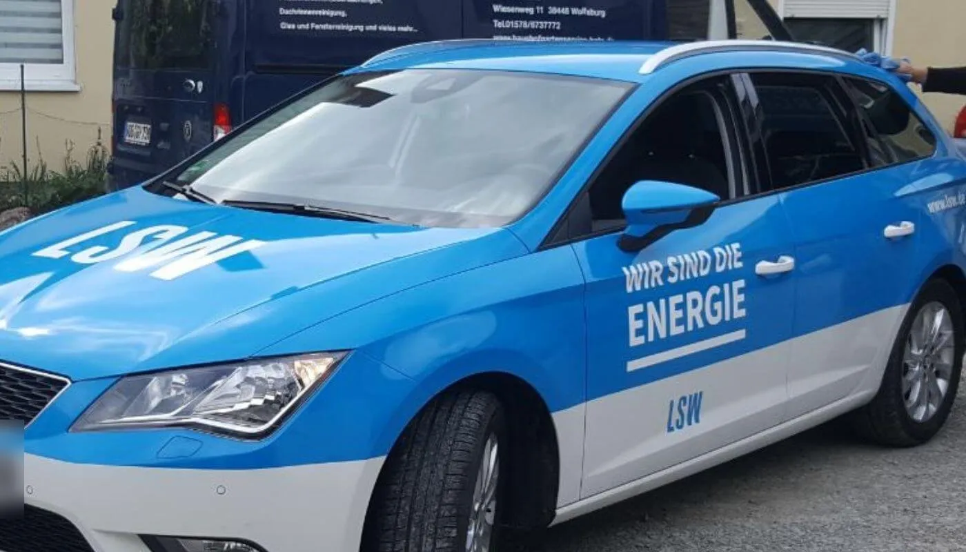 Seat Leon mit Werbebeschriftung der LSW und dem Slogan Wir sind die Energie