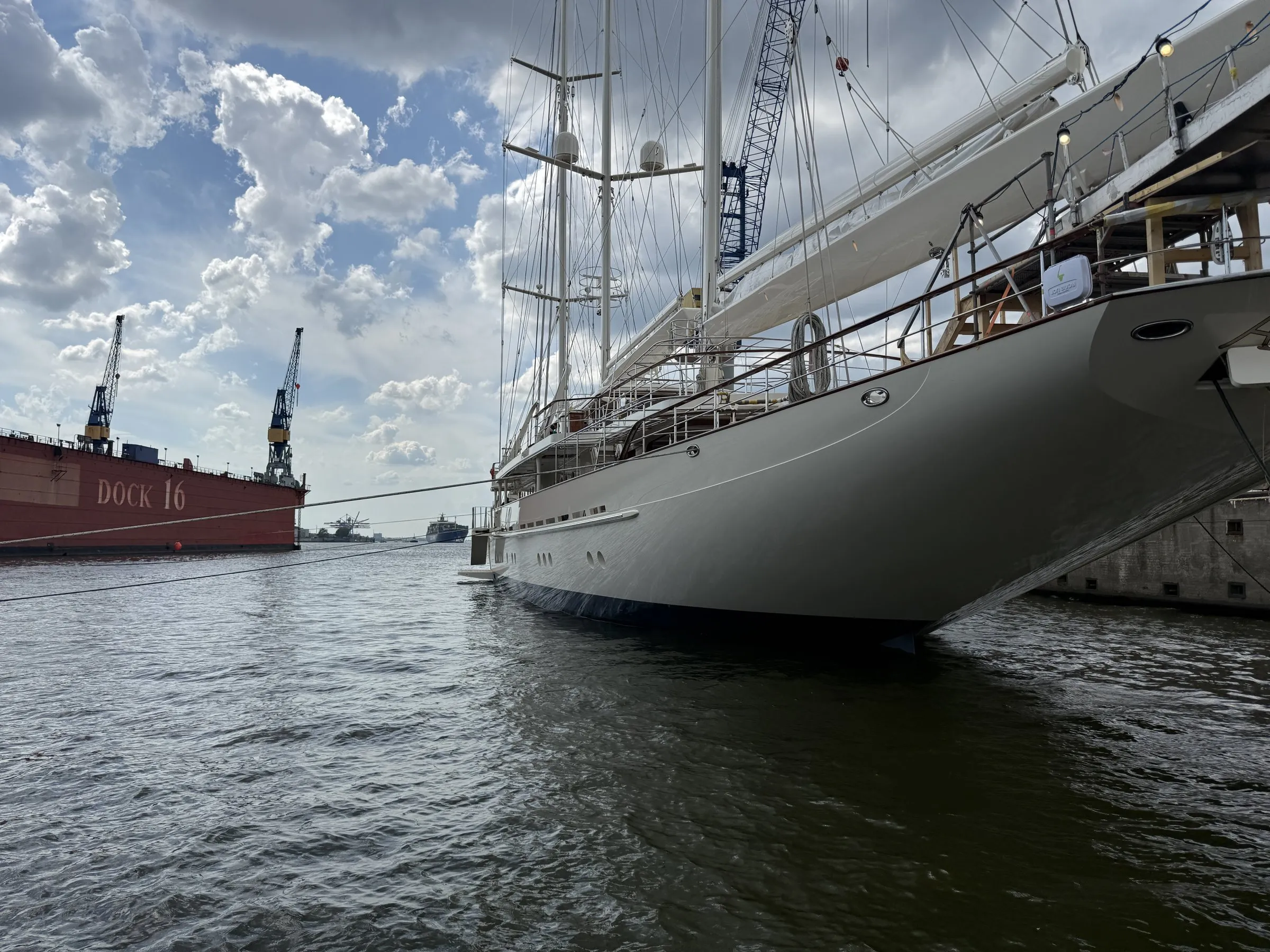 Große Segelyacht im Hafen