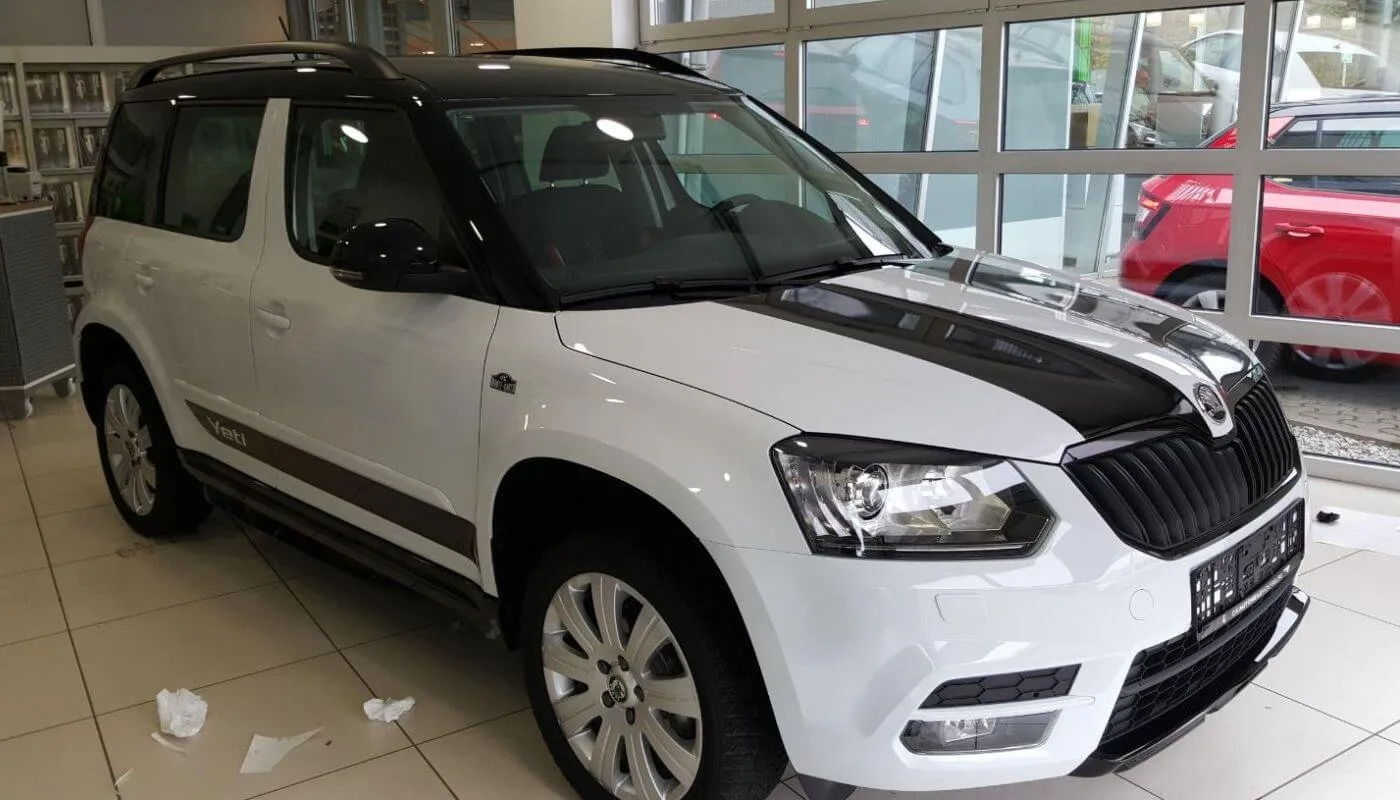 Škoda Yeti mit schwarz folierter Motorhaube und schwarzem Dach im Autohaus