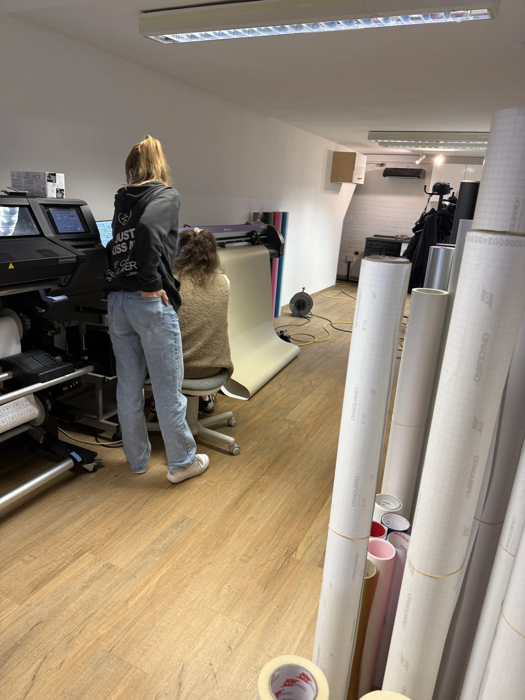 Mitarbeiterin am Großformatdrucker in der Werkstatt