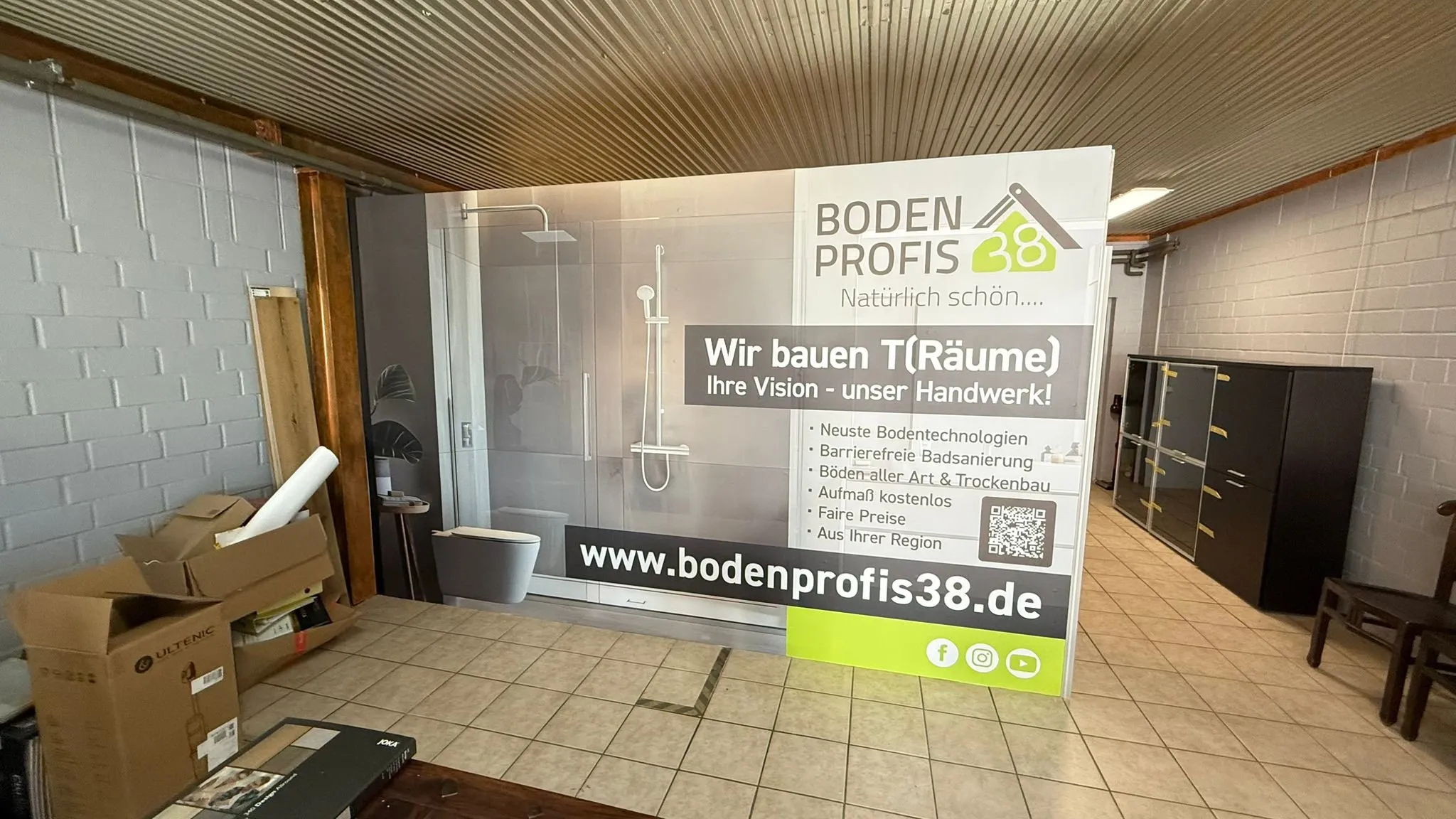 Bedruckte Werbewand der Bodenprofis in einem Ausstellungsraum